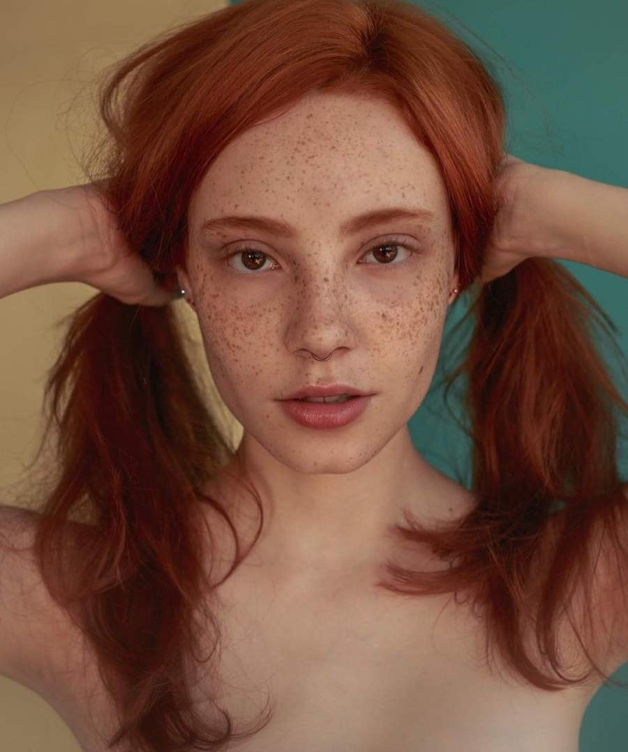 Chicas rojas con pecas en el cuerpo