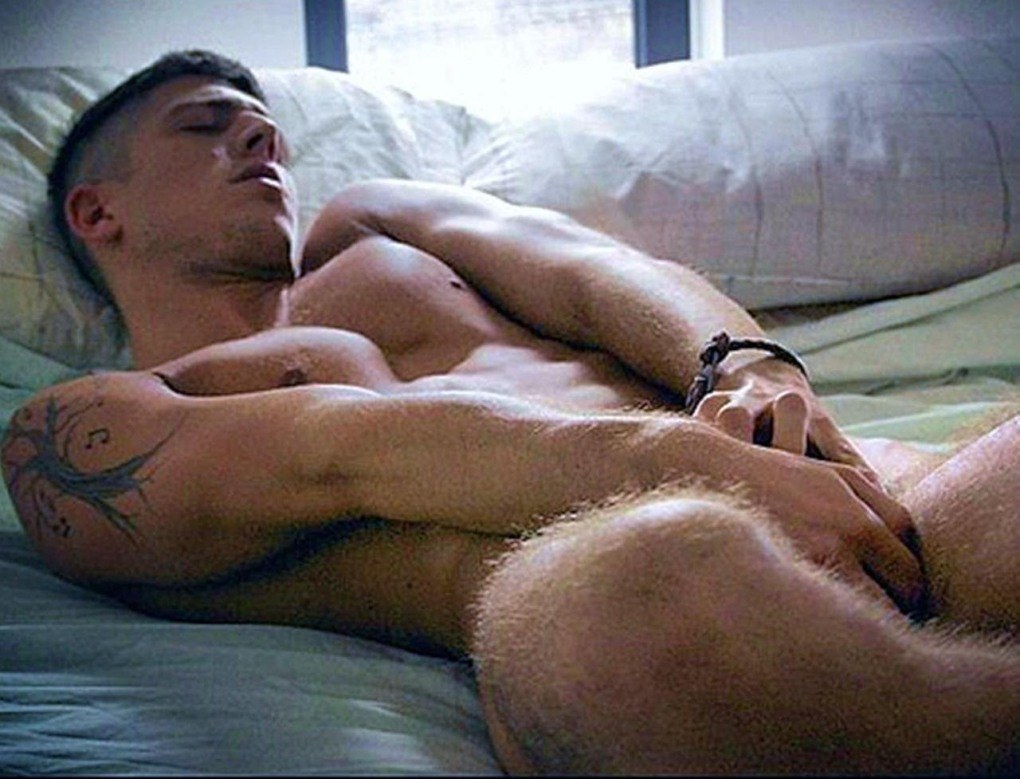 Hermosos chicos desnudos en la cama