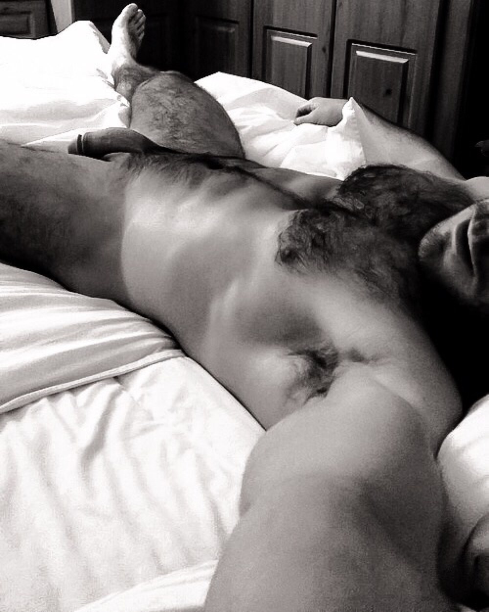 Un chico con una polla desnuda en la cama