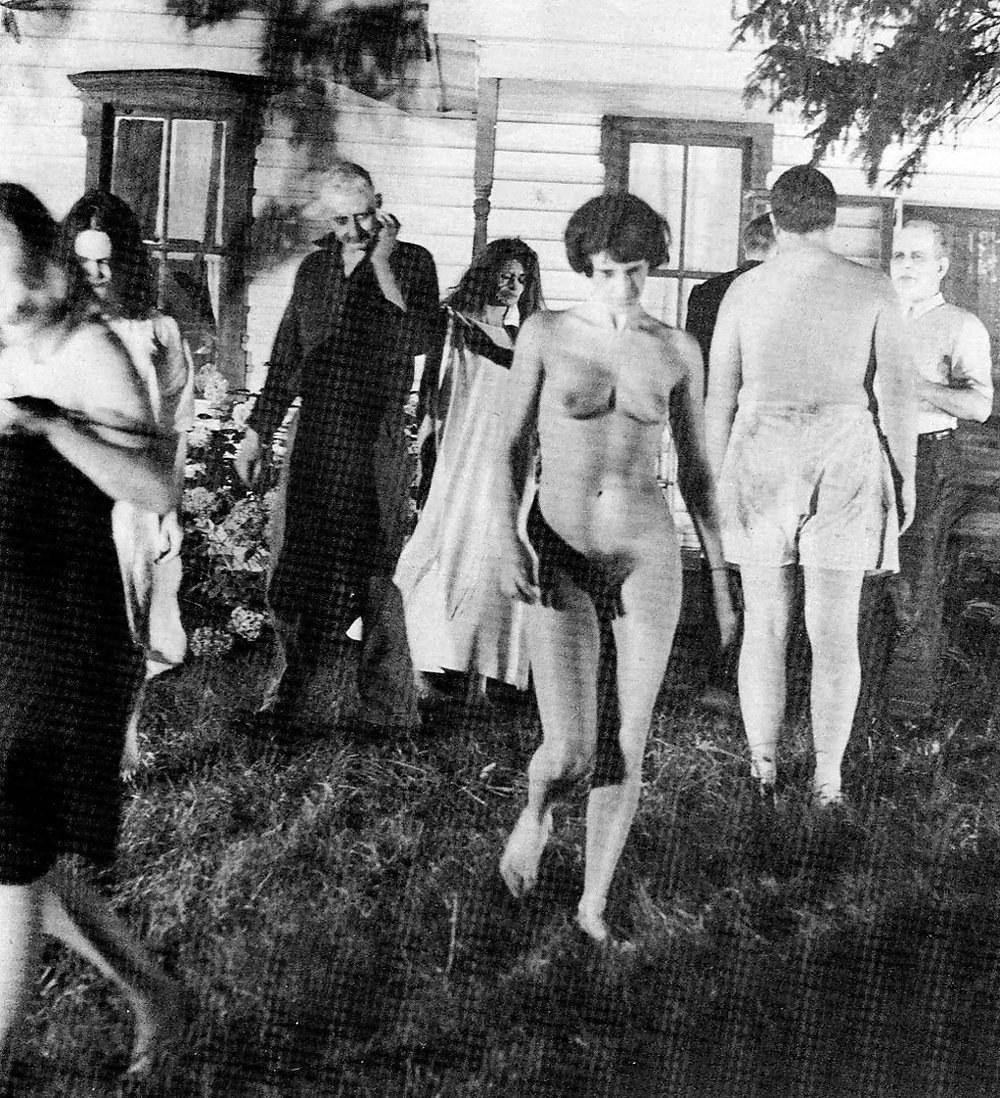 Mujeres desnudas en campo de concentración
