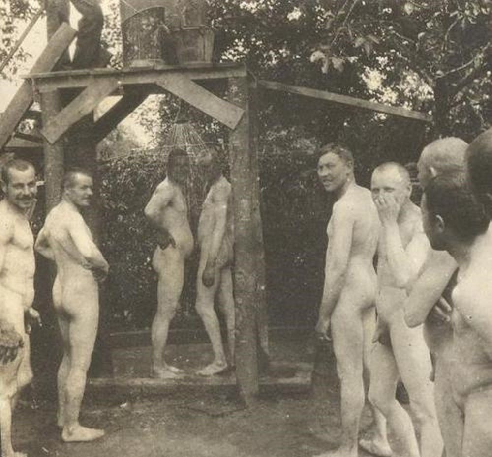 Prisioneros desnudos de guerra hombres
