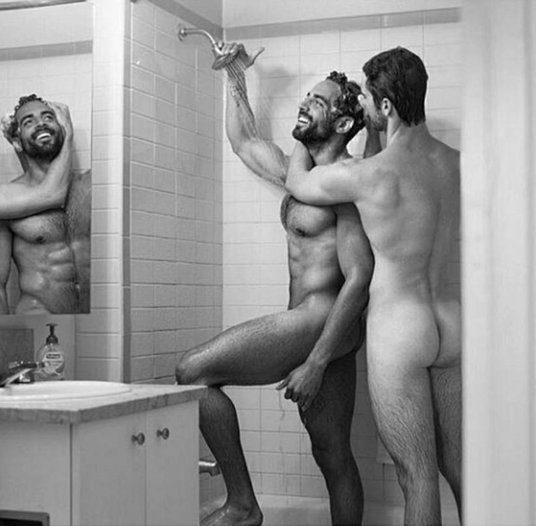 Chicos desnudos en el alma pública