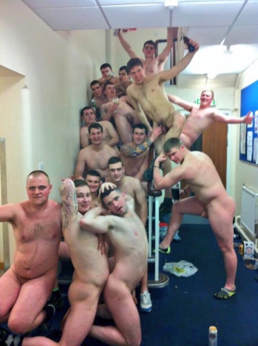 Chicos desnudos en el vestuario