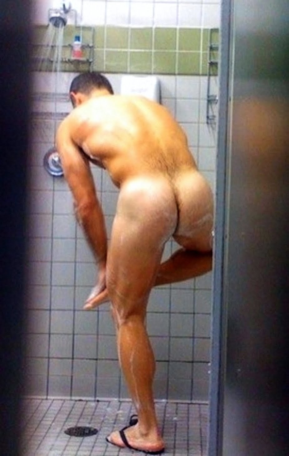 Chicos desnudos se lavan en la ducha