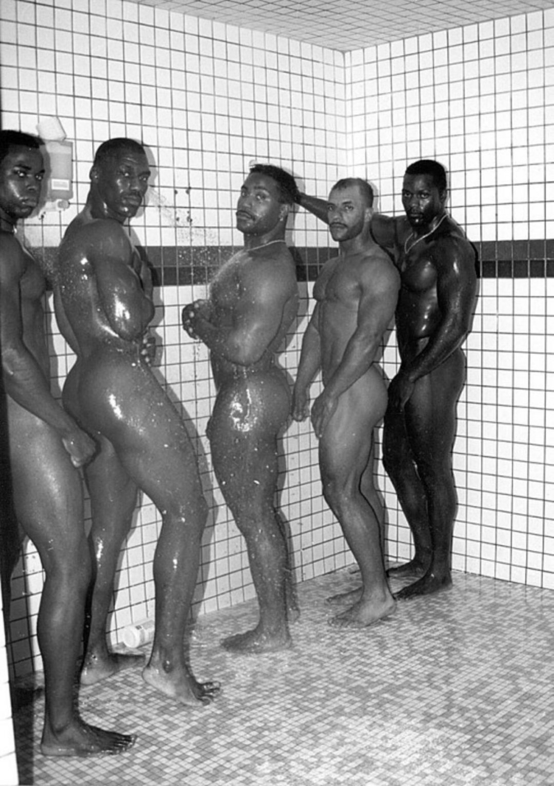 Chicos desnudos en el alma pública