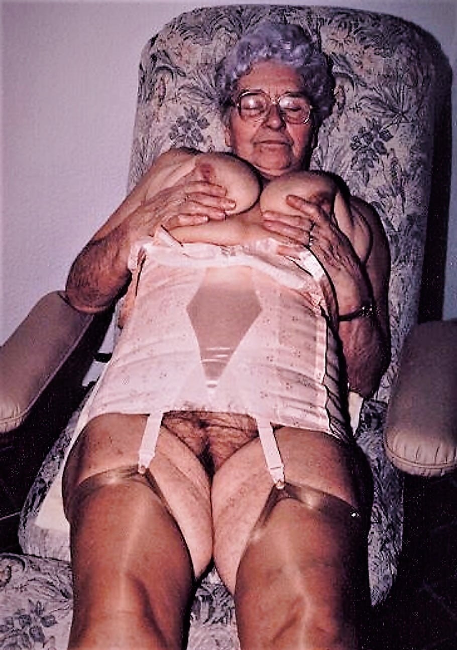 Desnudas y muy viejas abuelas sin bragas