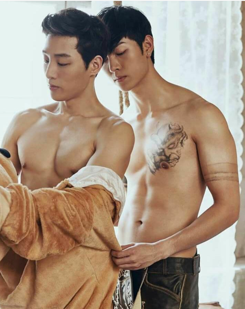 Hermosos hombres de coreanos desnudos