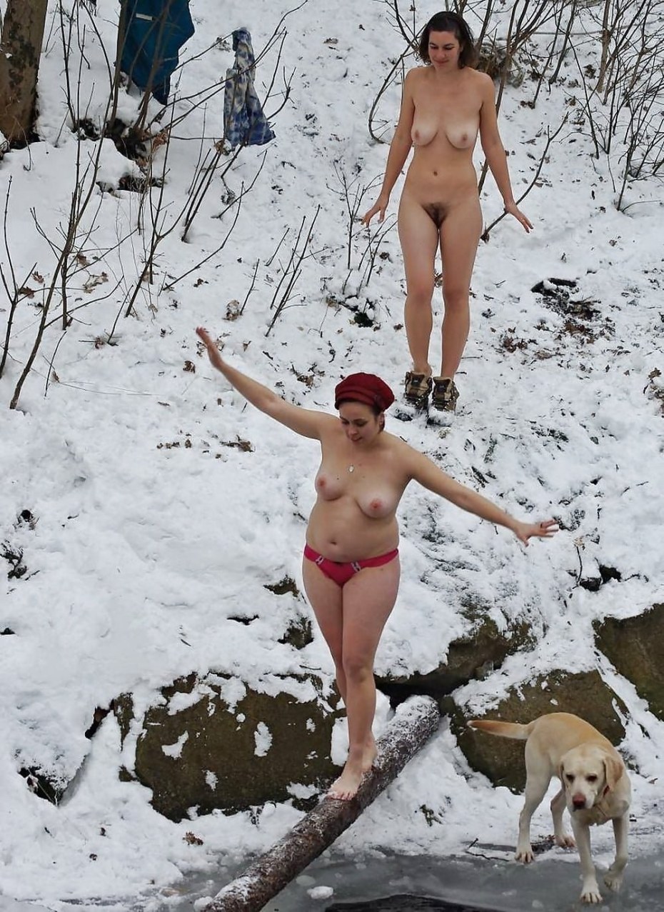 Morsas nadando desnudas