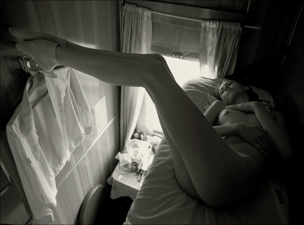 Hermosa chica en el tren desnuda