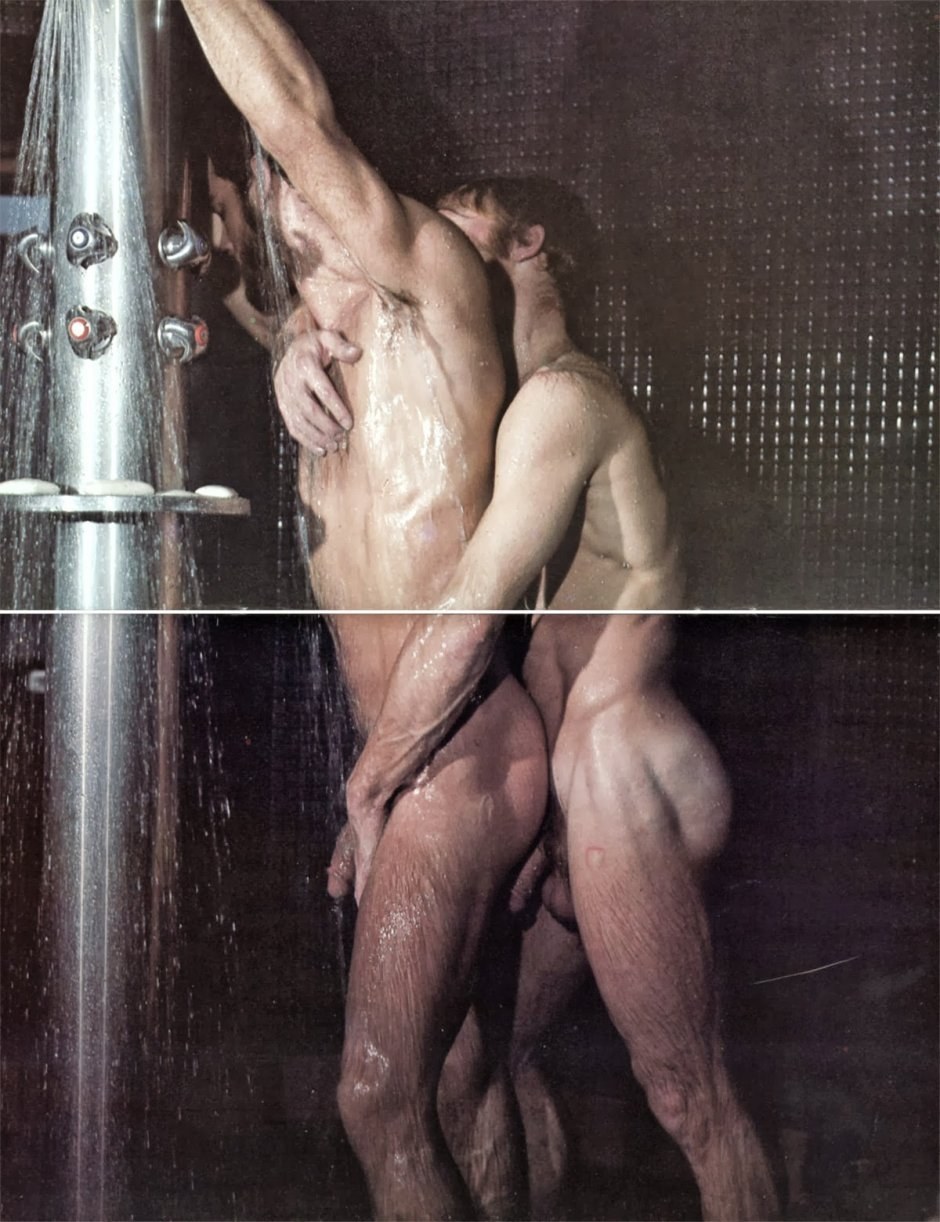 Chicos desnudos en la ducha