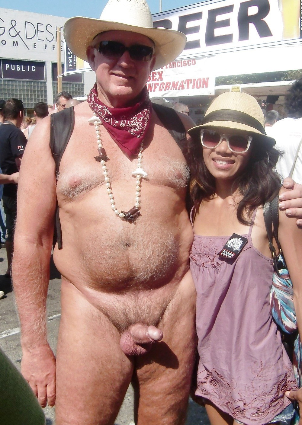 Hombres desnudos vestidos de mujeres