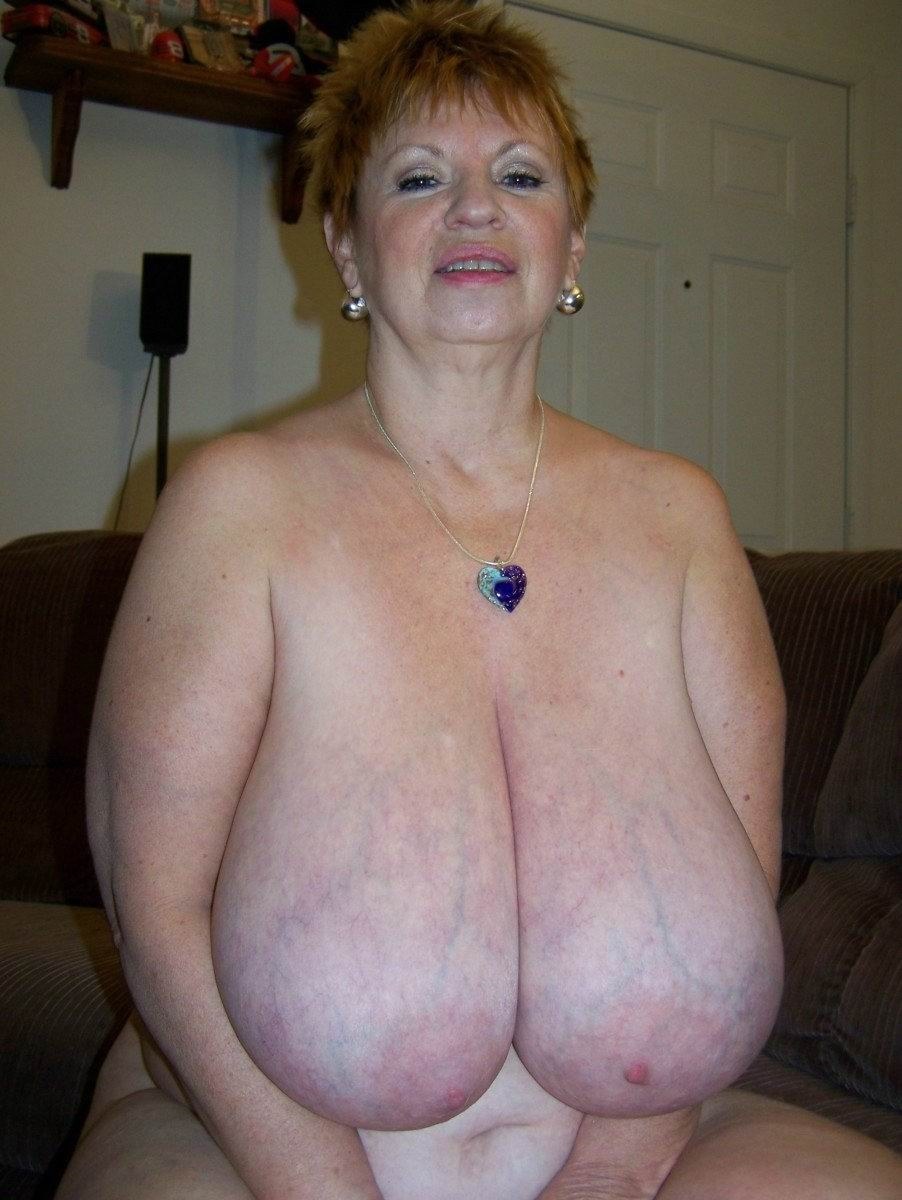 Mujeres mayores con grandes tetas