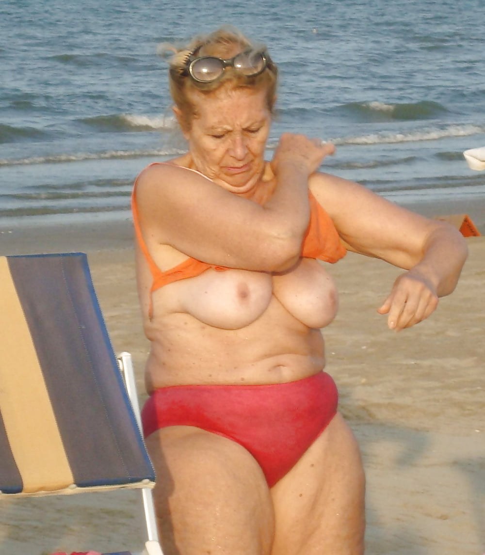 Granny en topless en la playa