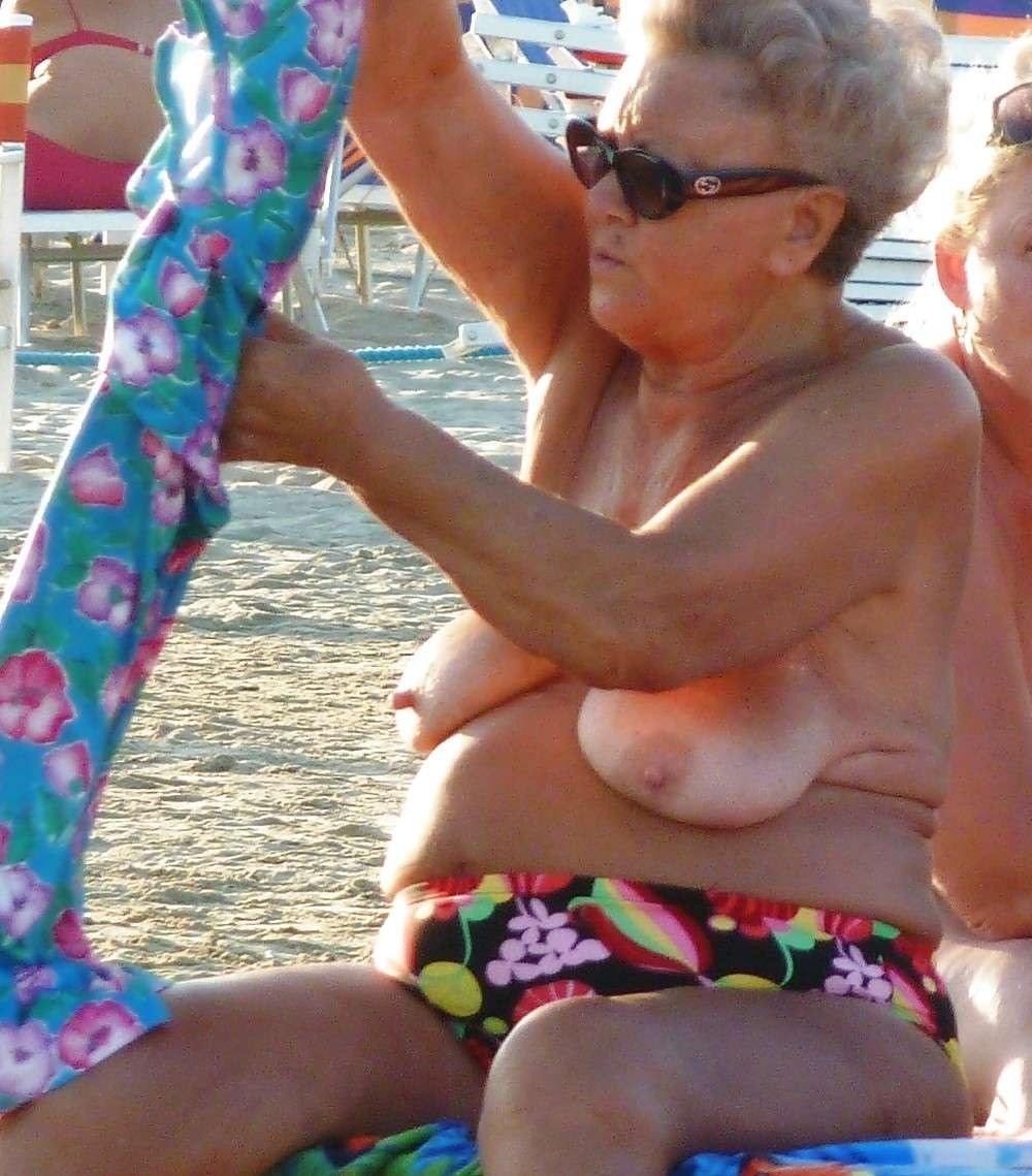 Granny en topless en la playa