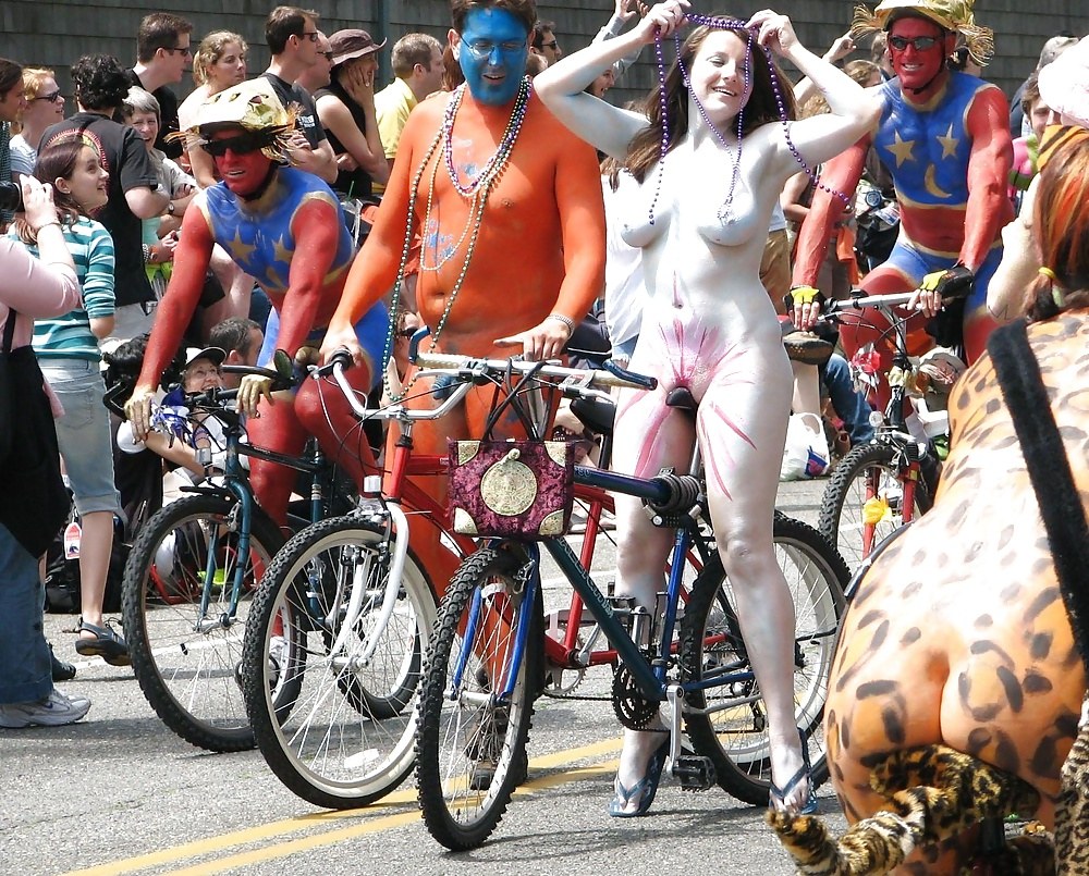 Odrías en el desfile de bicicletas desnudas