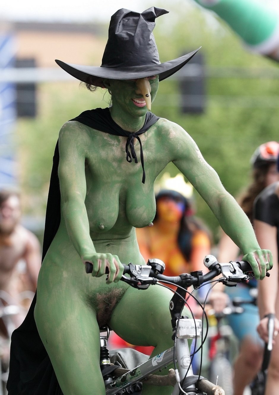 Desfile de mujeres hermosas desnudas