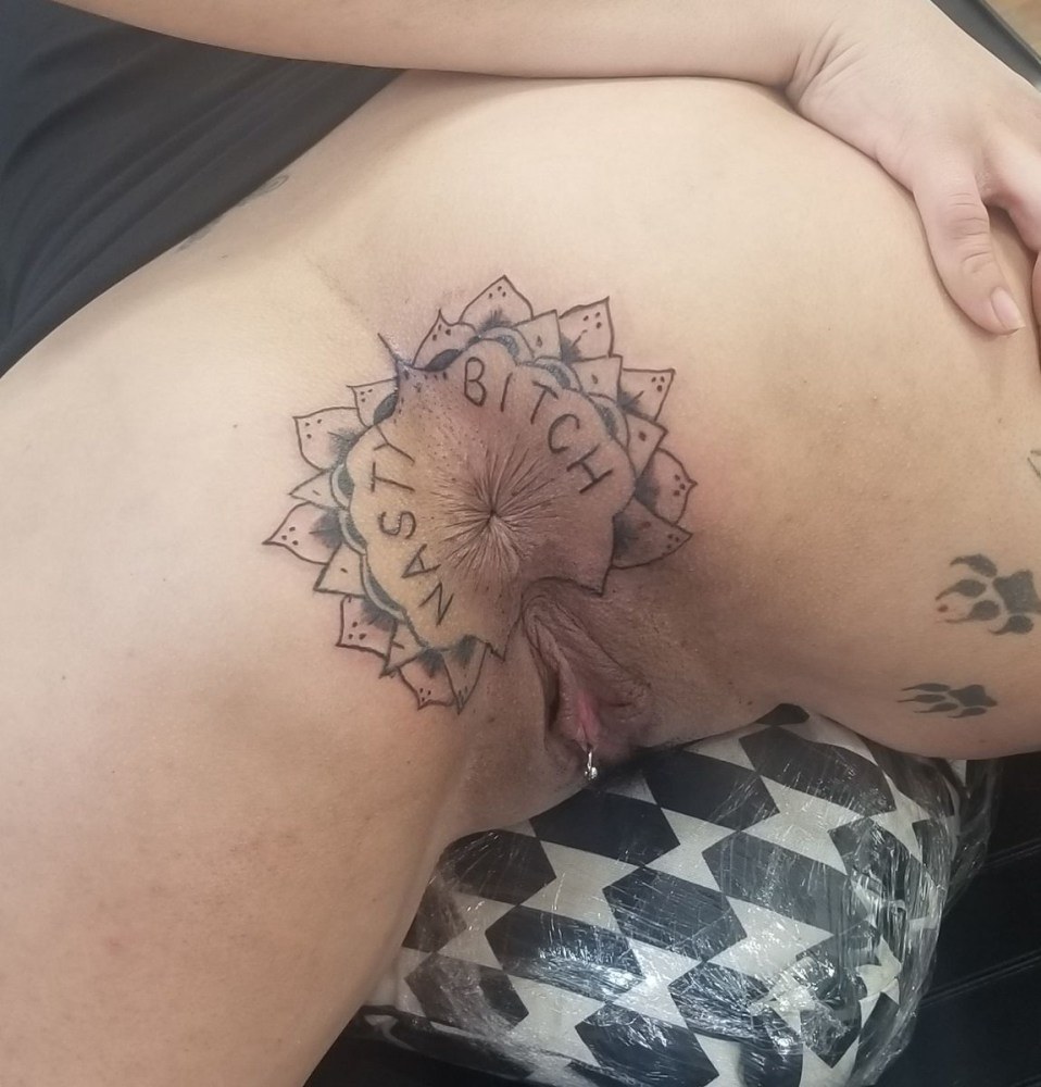 Tatuaje alrededor del ano