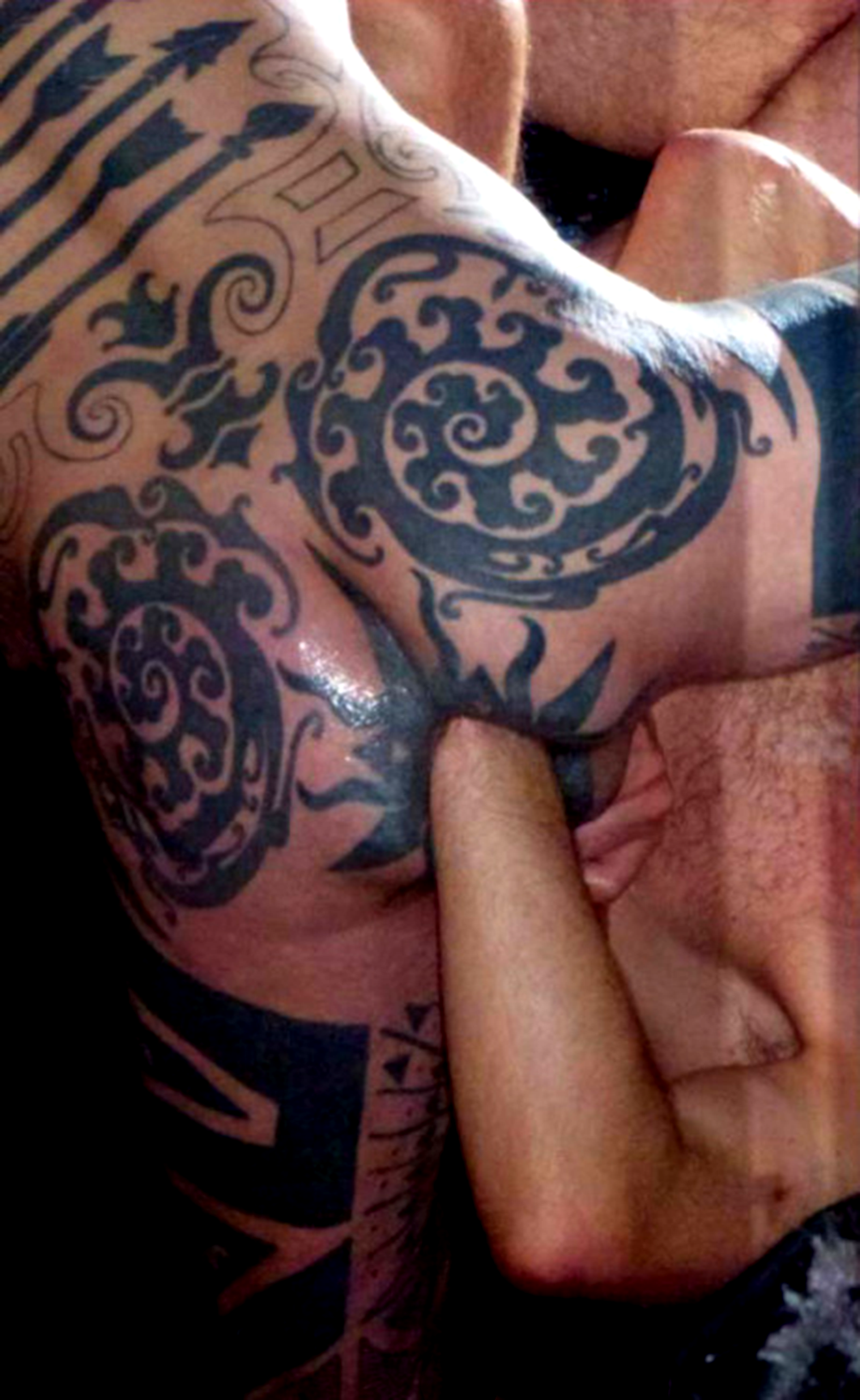 Fisting tatuado