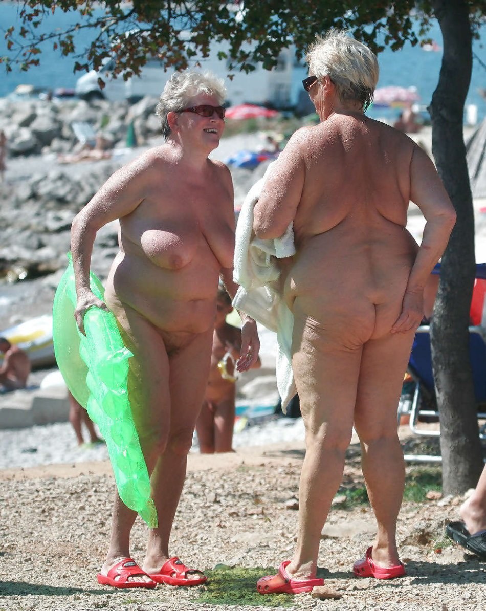 Mujeres de ancianos desnudas en la playa