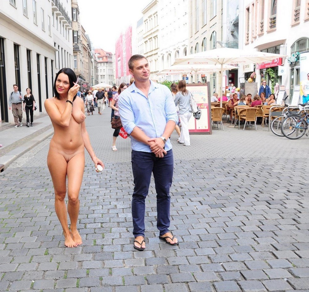 Mujeres desnudas en lugares públicos