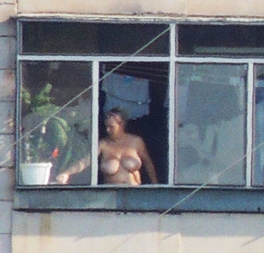 Mujeres desnudas de ventanas vecinas