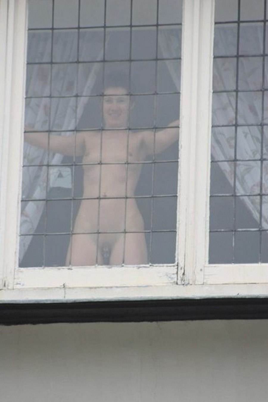 Mujer desnuda por la ventana