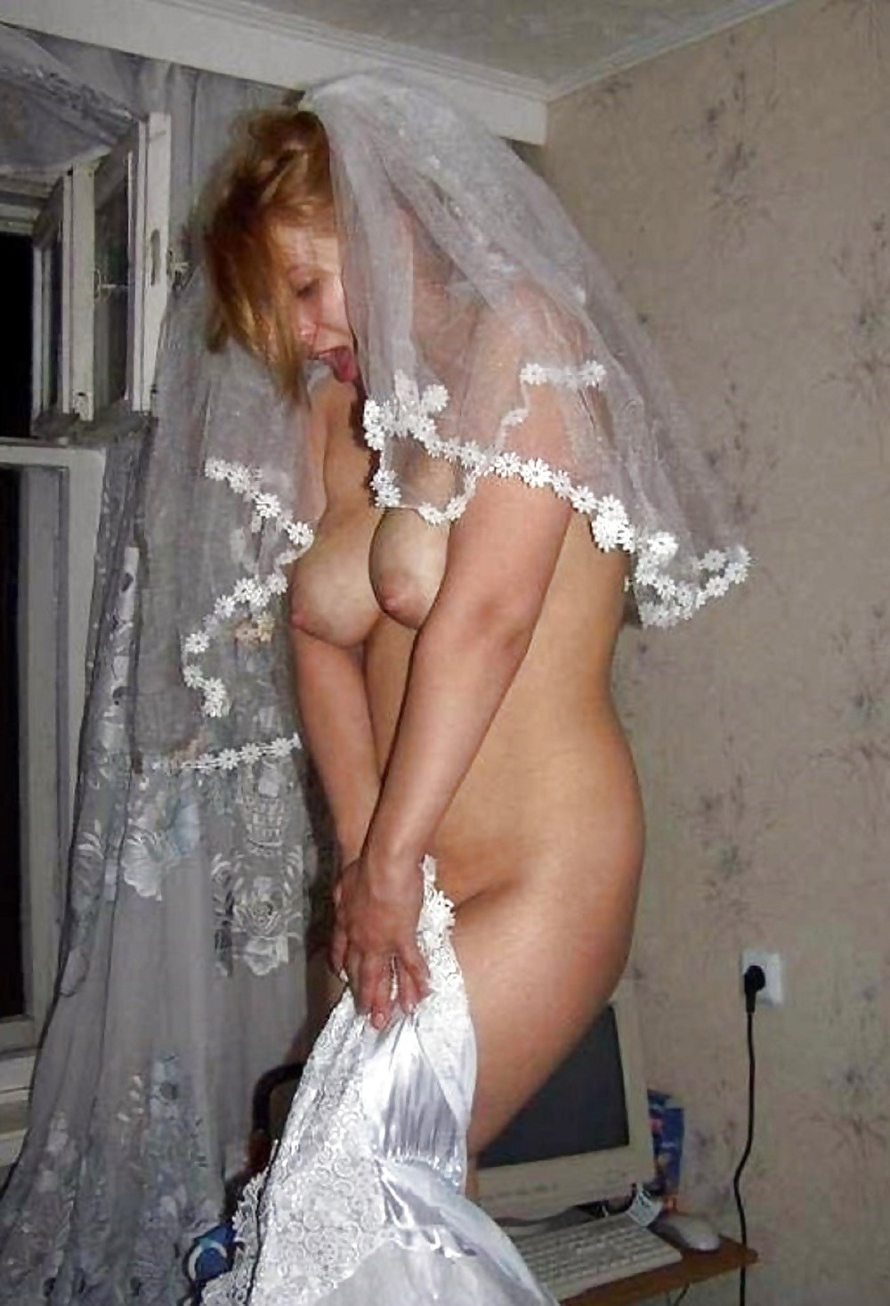 La novia está privada desnuda