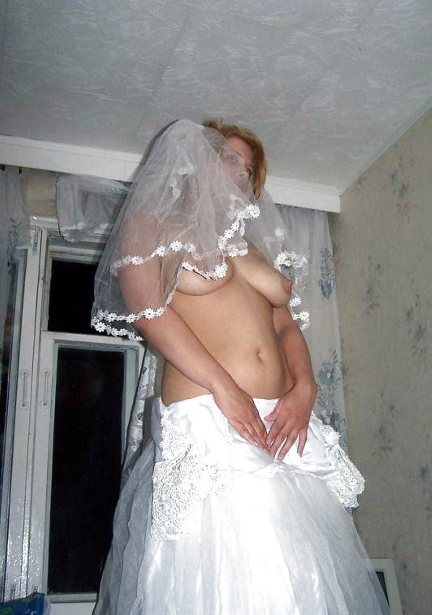 Esposa desnuda con un vestido de novia