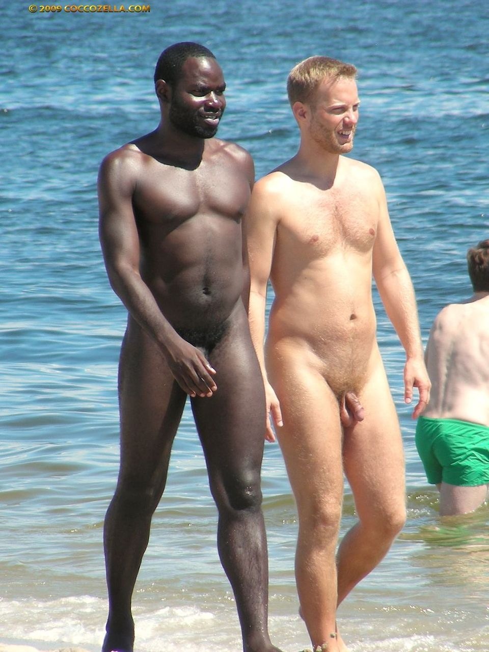 Chicos desnudos negros en la playa