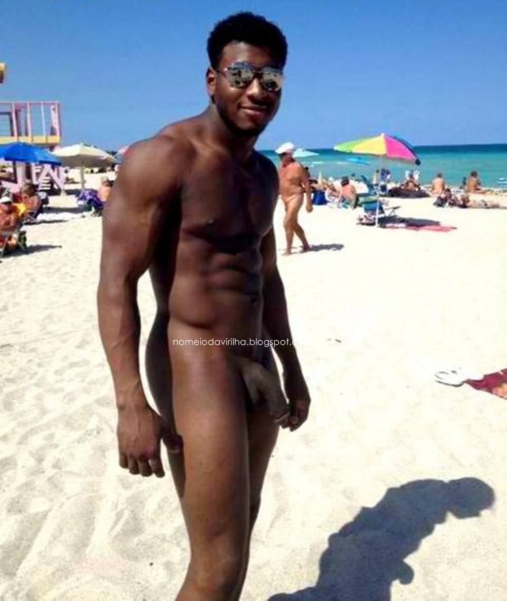 Jóvenes negros desnudos en la playa