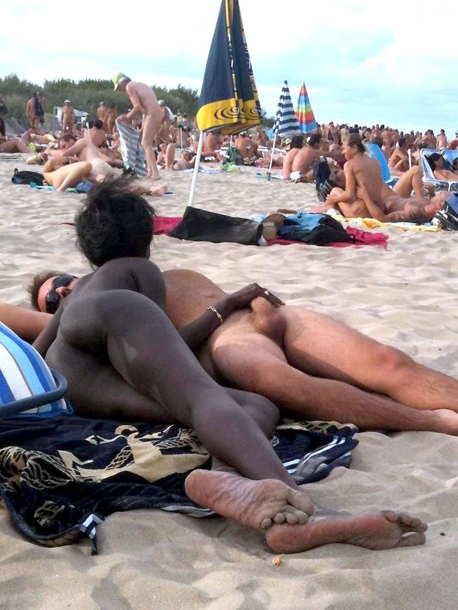 Playa nudista negra