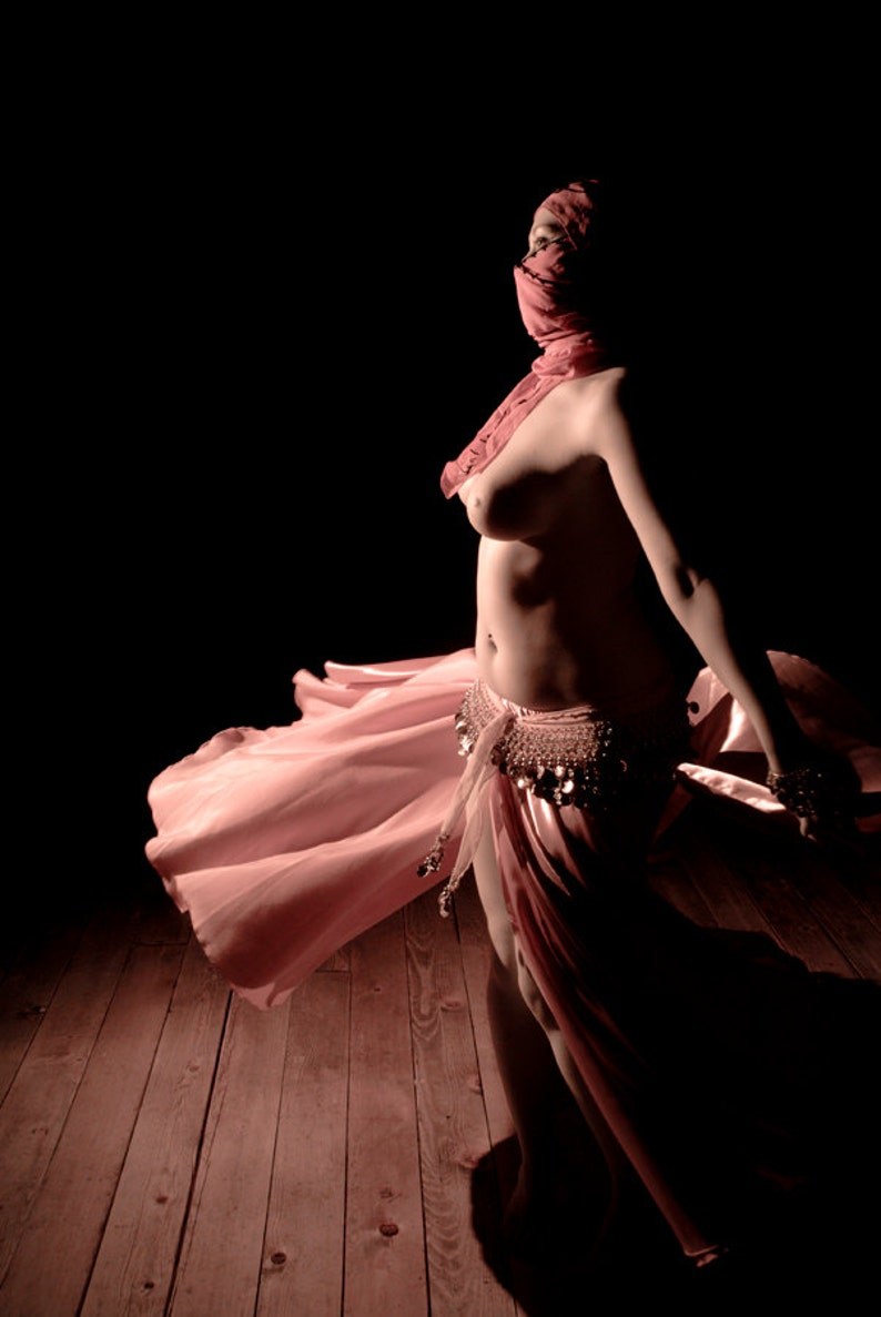 Bailarín oriental desnudo