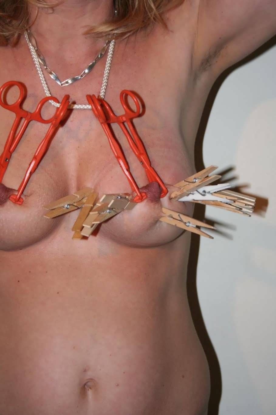 Tetas para el dolor en la ropa