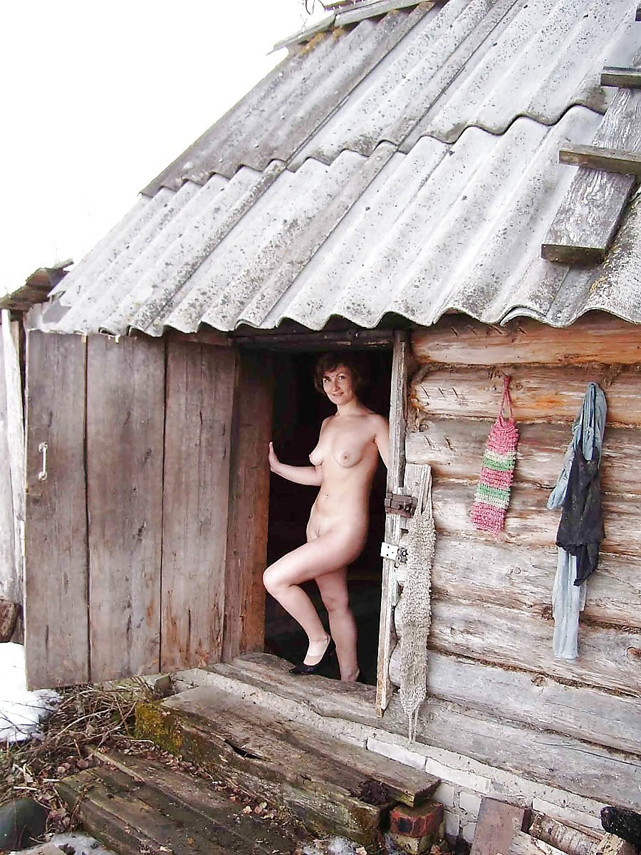 Mujeres desnudas en un baño de pueblo