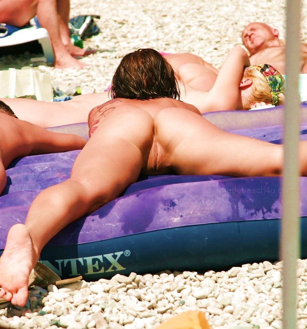 Mujeres desnudas en la playa espiadas
