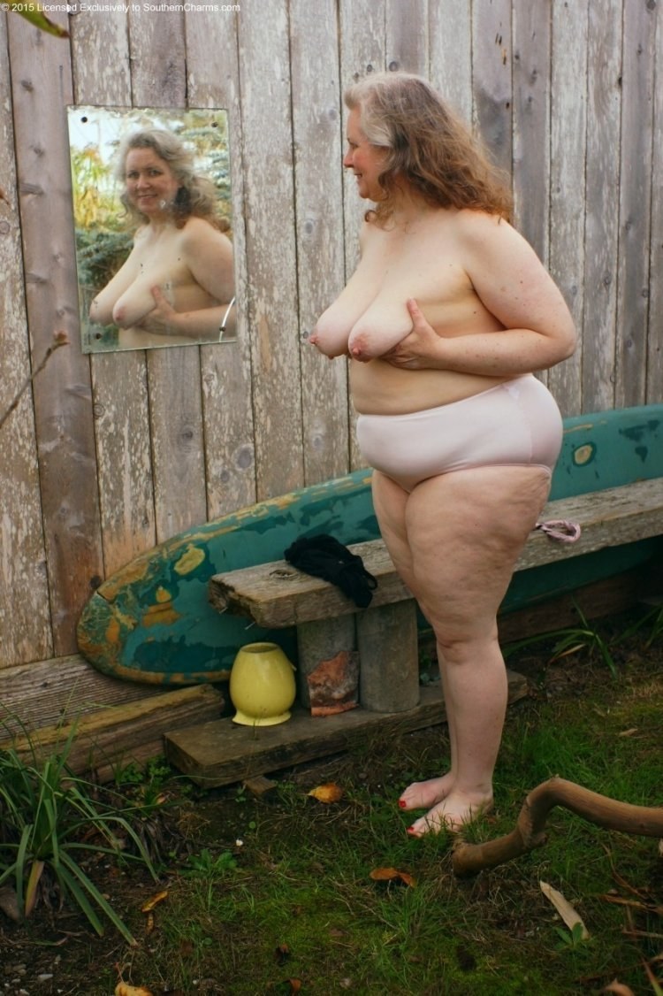 Gente gorda del pueblo en la casa de baños