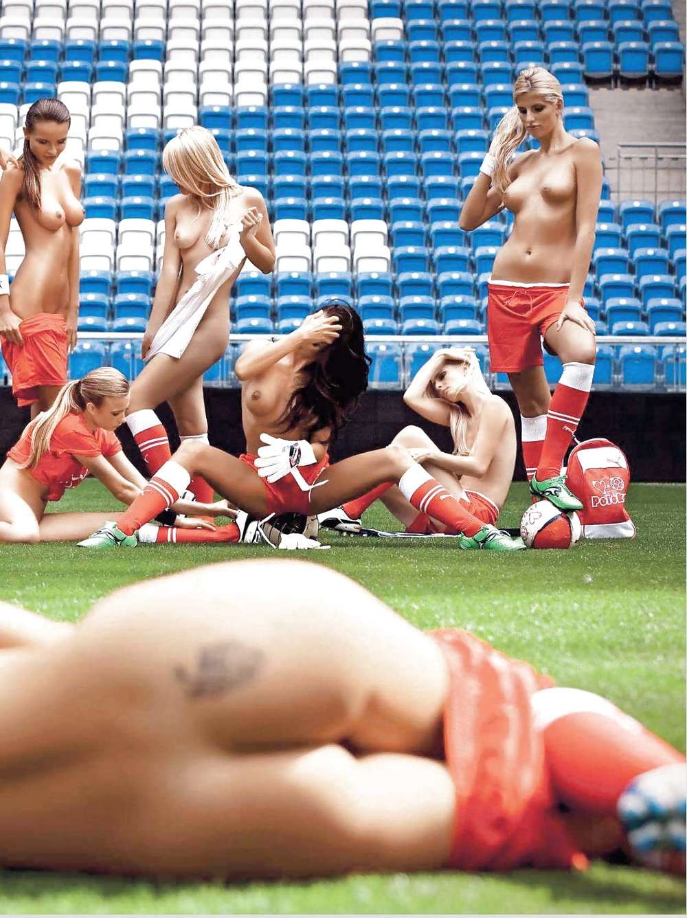 Jugadoras de fútbol de mujeres desnudas