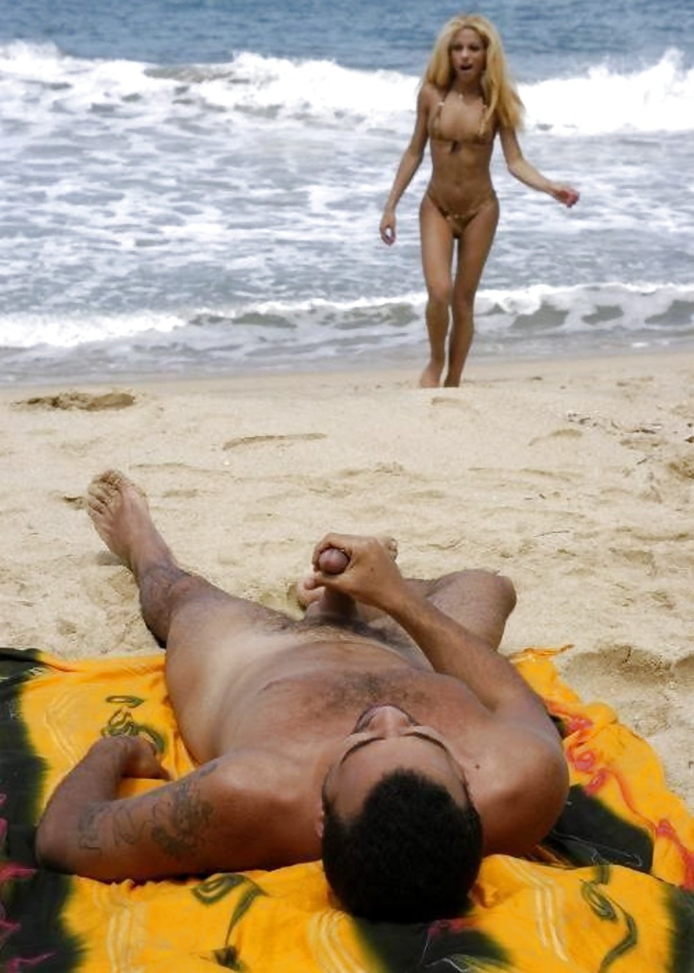 Exhibicionista de hombre en la playa