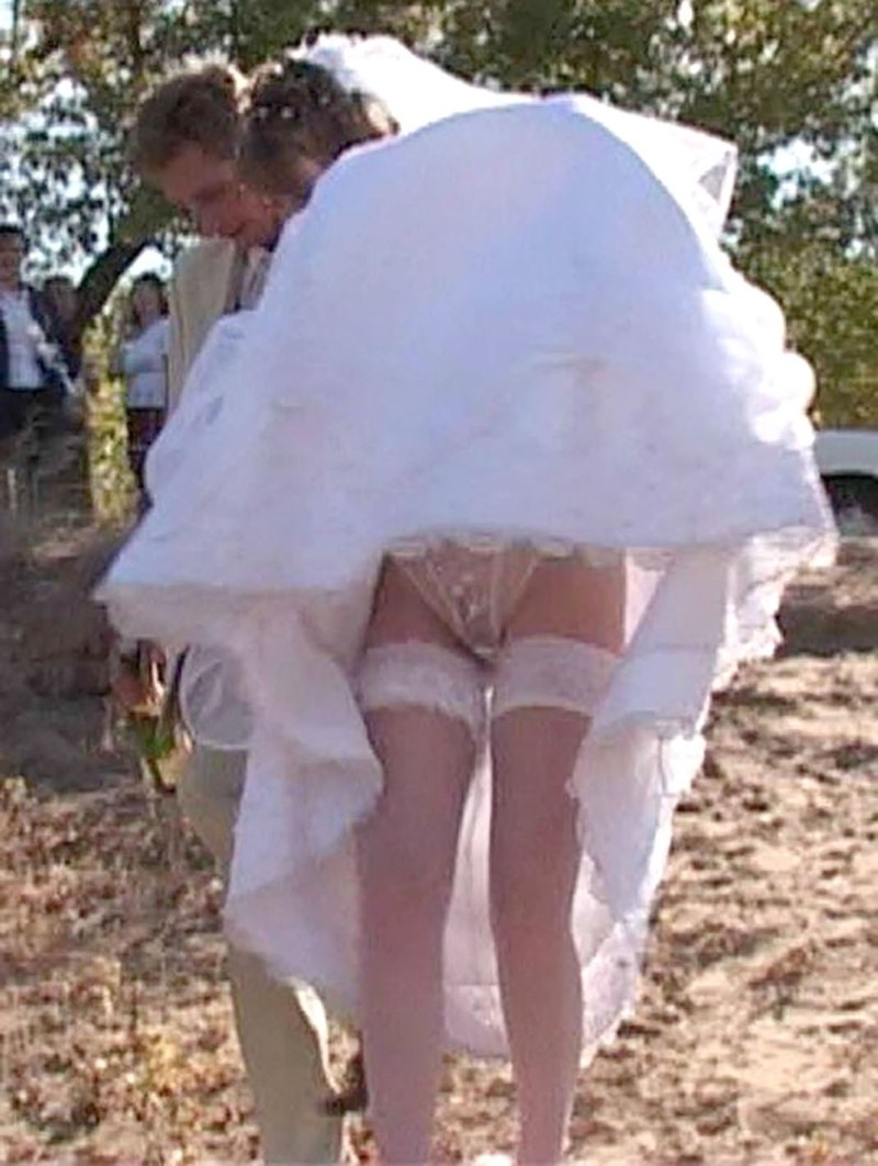 Debajo de un vestido de novia sin bragas
