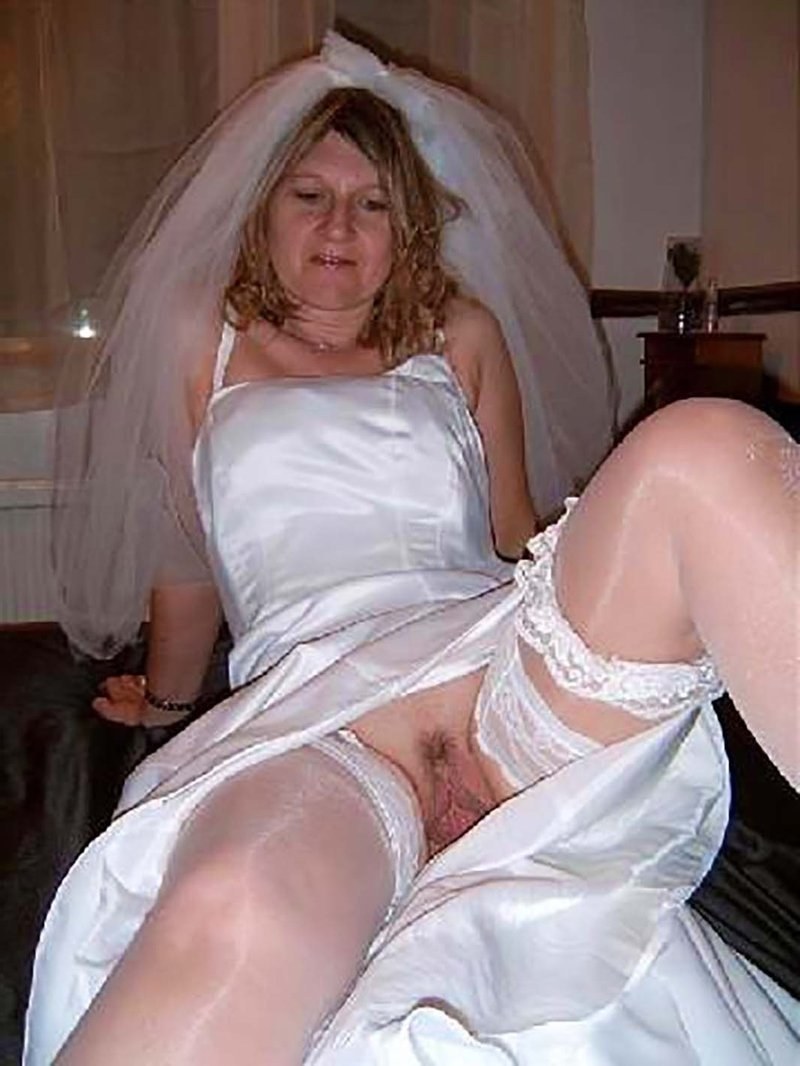 Ancianos desnudos con un vestido de novia