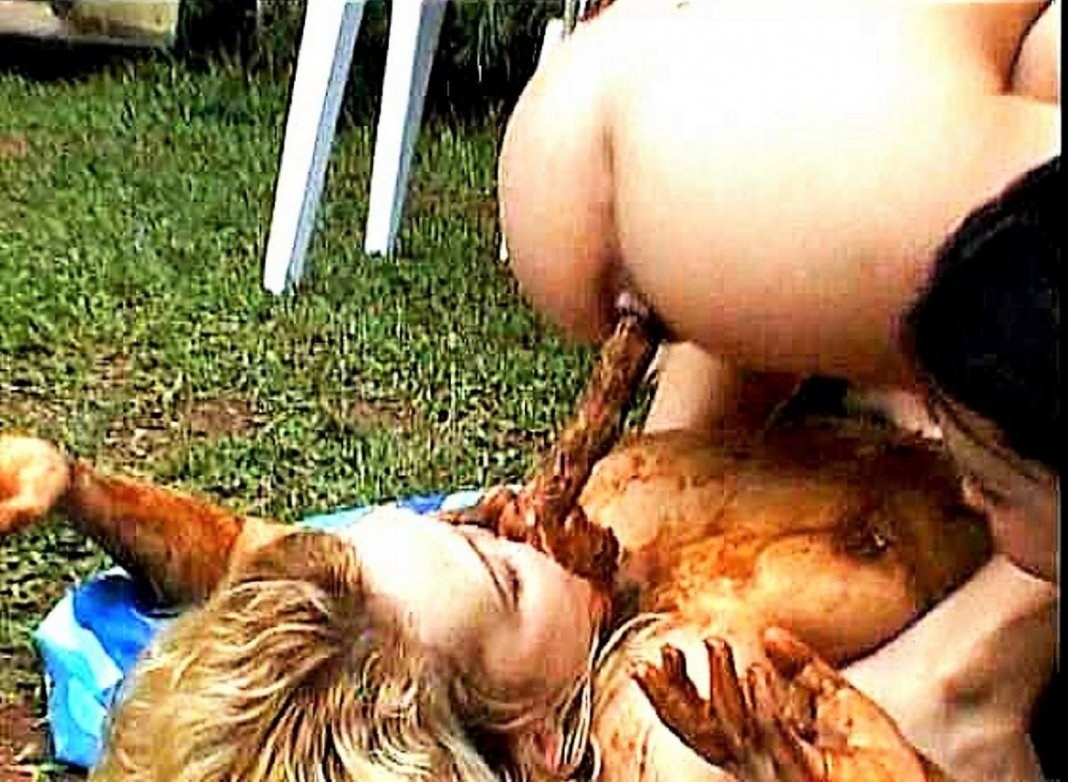 Las chicas desnudas se caen el uno al otro