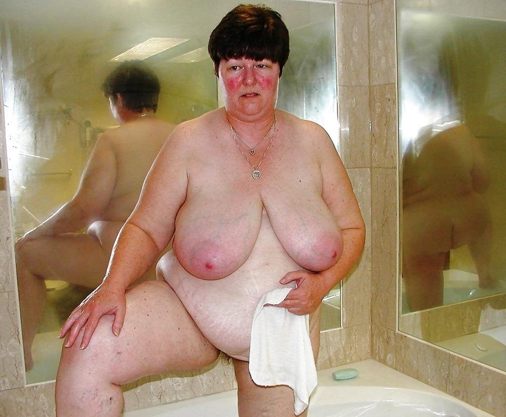 Madre gorda -in -ley con tetas desnudas