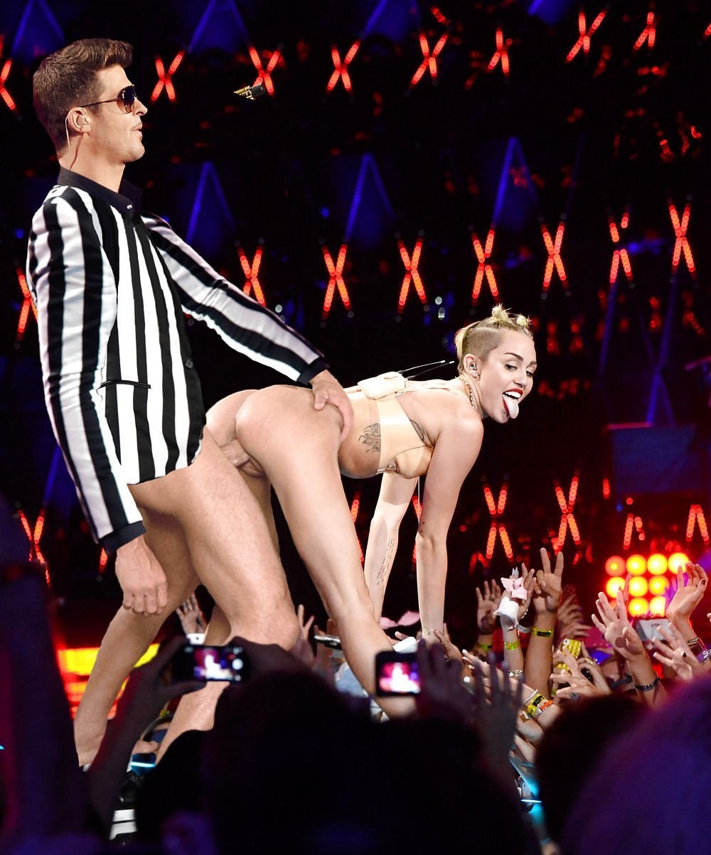Miley Cyrus sin bragas en el escenario