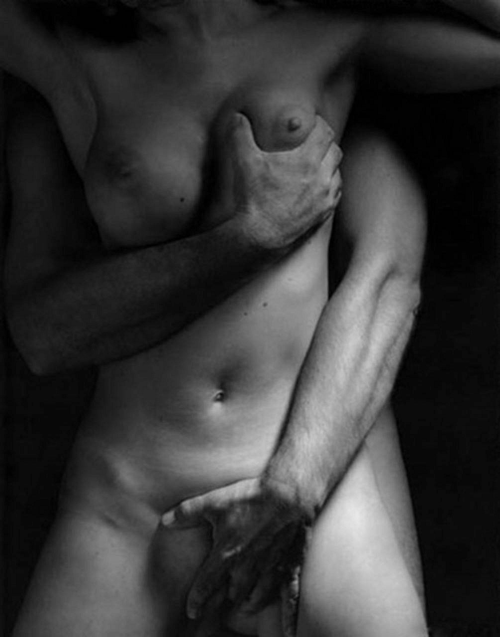 Un hombre desnudo abraza a una mujer desnuda