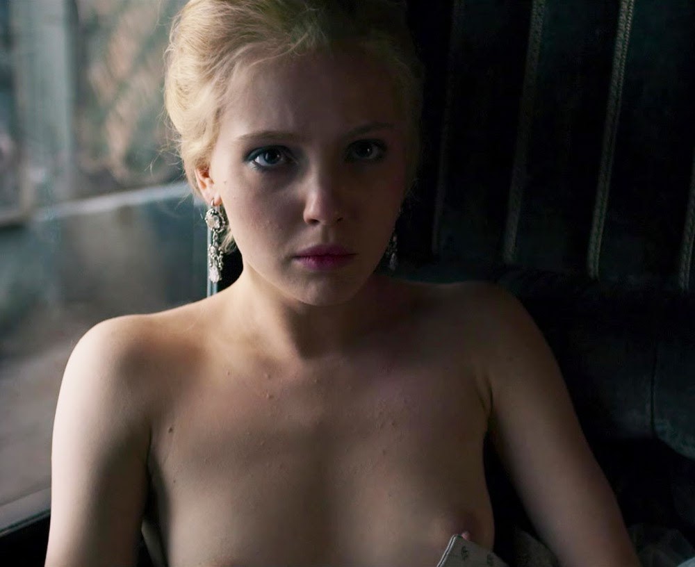 Julia Khlynina desnuda en la película Duel