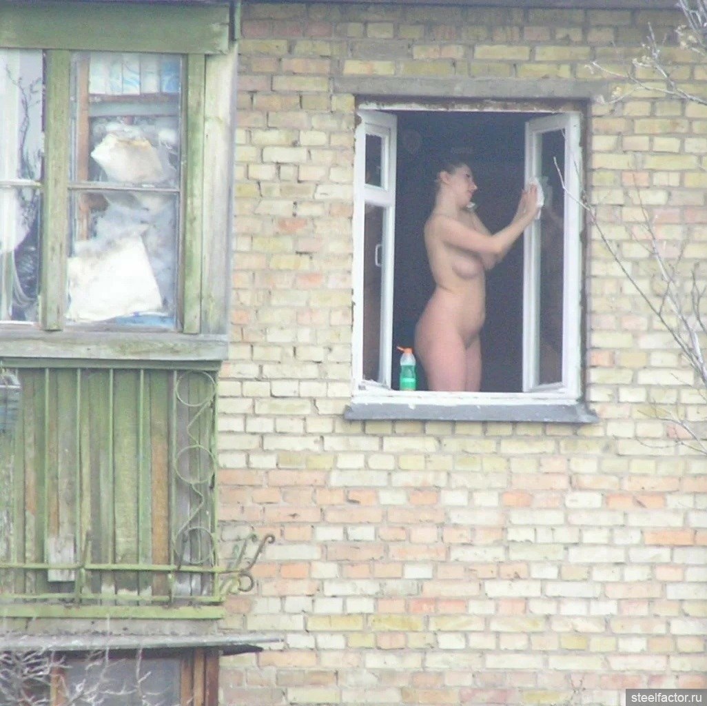 Mujeres mirando en el país