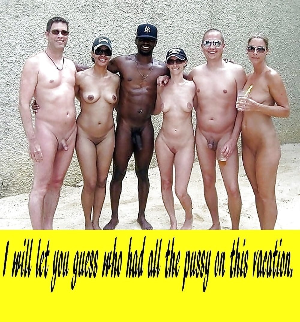 Chicos desnudos negros en la playa