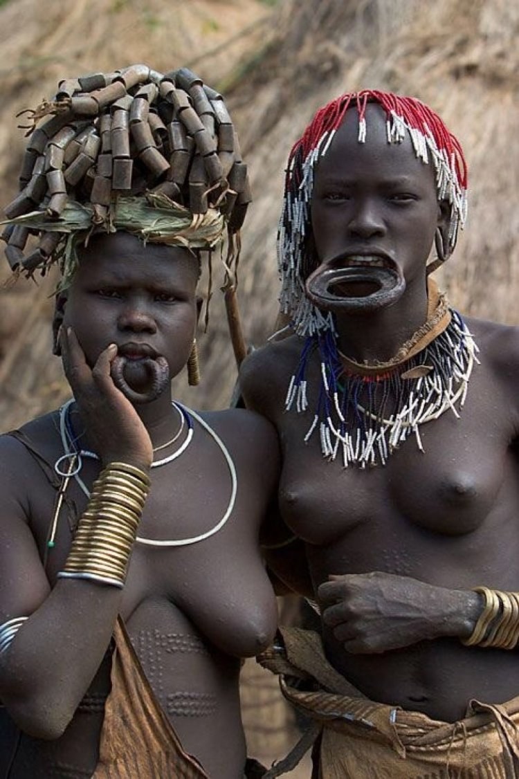 Mujeres desnudas de la tribu Mursi