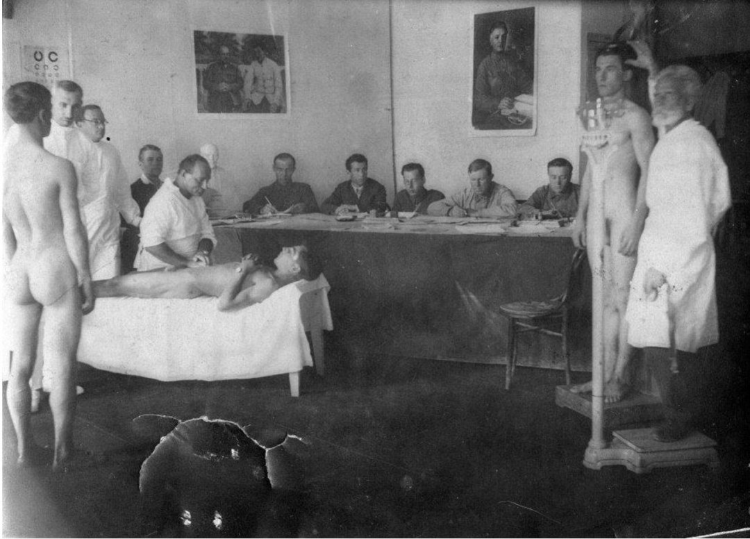 Reclutados desnudos en un examen médico