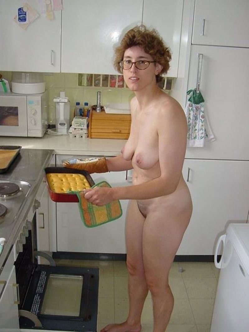 Maduro desnudo en la cocina